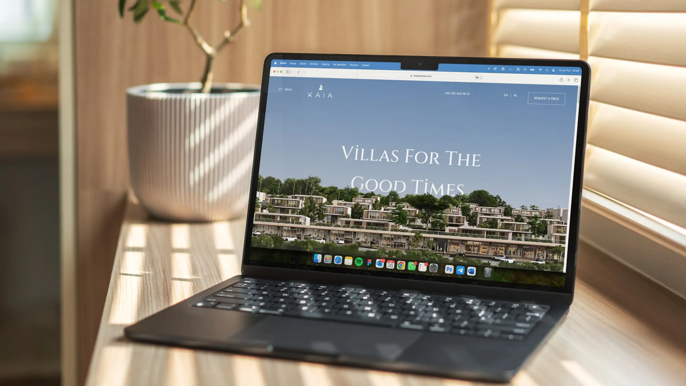 Gün ışığında, tasarladığımız iki dilli bir villa sitesini gösteren dizüstü bilgisayar