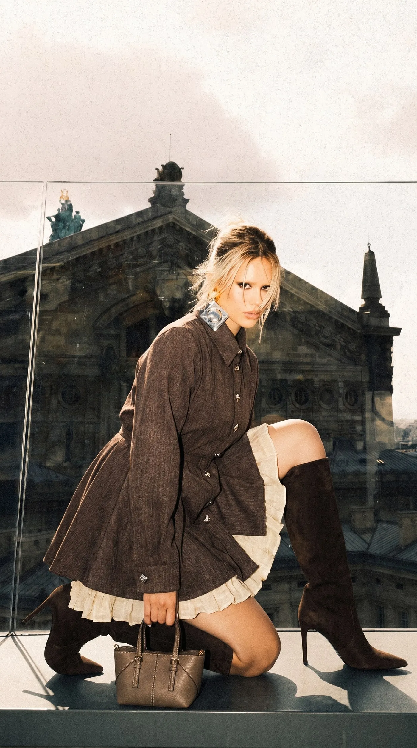 Das Model mit ausgebreiteten Armen auf dem Pariser Dach